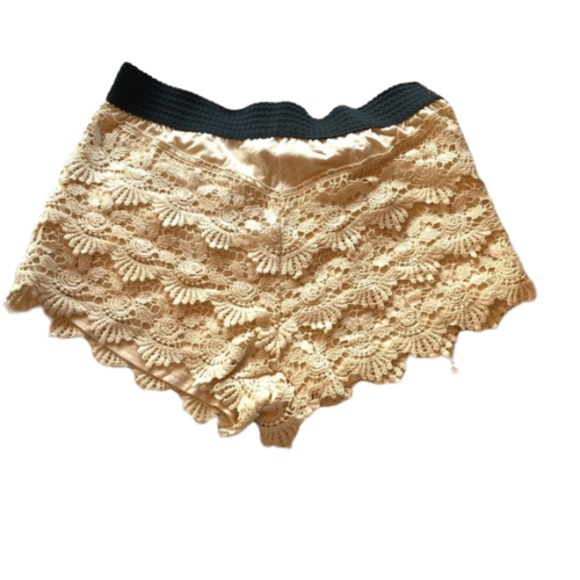 Umgee Pants - 💥5/$25💥 NWT UMGEE Ivory Lace High Waist Shorts